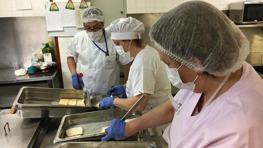 Cocineras del Hospital Valle de los Pedroches preparan el menú especial de Semana Santa.