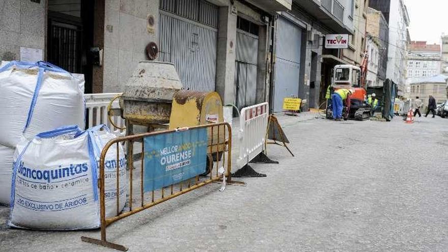 Las obras de mejora en la rúa Mercado, en A Ponte. // Brais Lorenzo