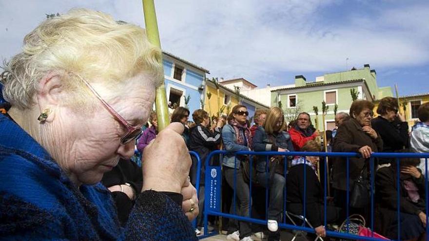 La romería de Santa Faz congrega a un buen número de personas devotas de la Reliquia, como la mujer de la imagen.