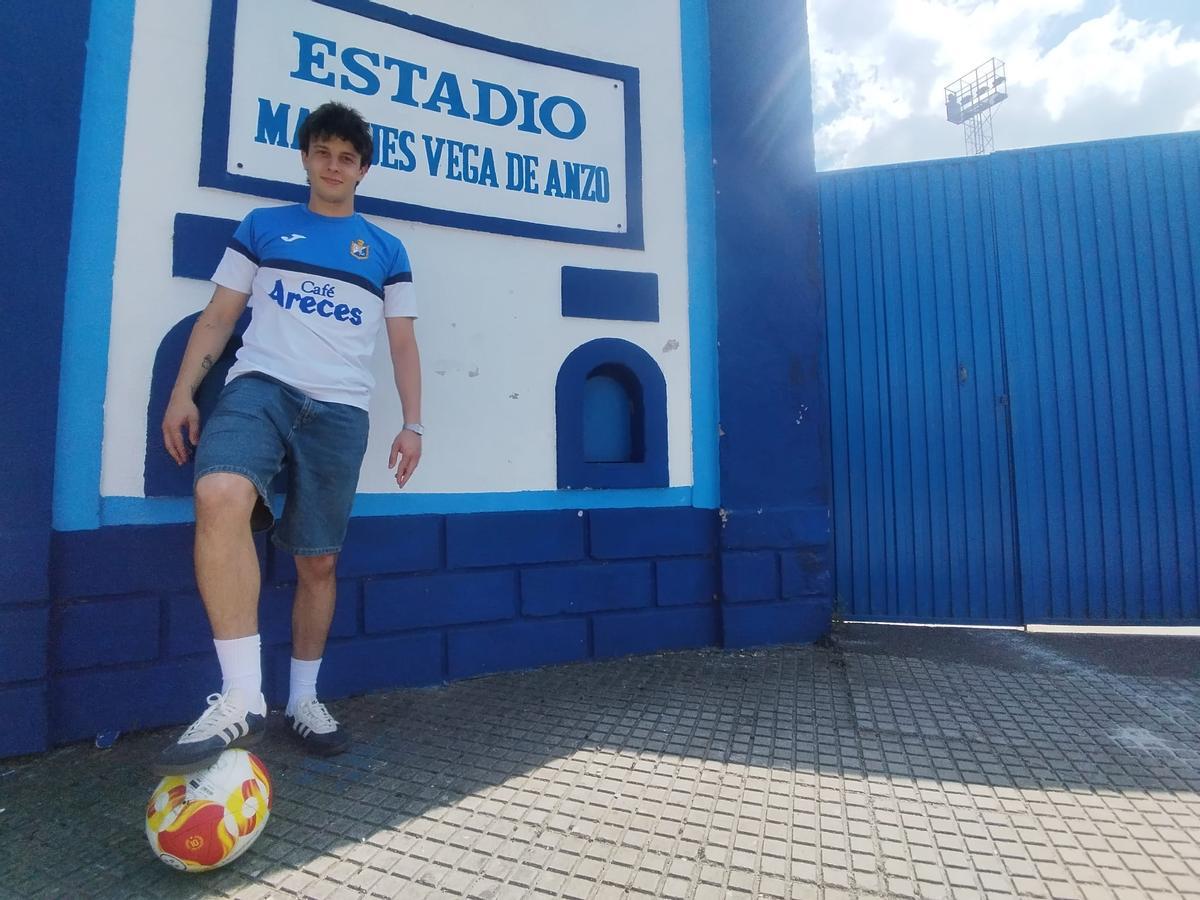 David Pastur con el balón en el estadio "Marqués Vega de Anzo", en Grado.