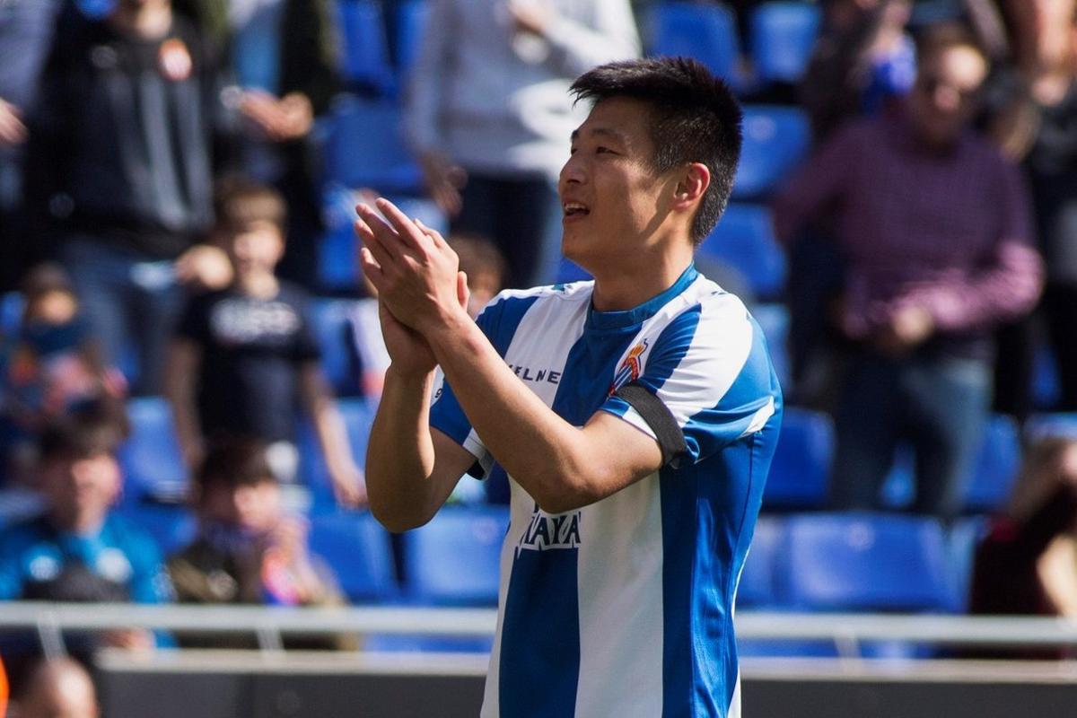 GRAF6801. CORNELLÀ-EL PRAT DEL LLOBREGAT, 02/03/2019.-El delantero chino RCD Espanyol Wu Lei (i) celebra su gol durante el partido correspondiente a la jornada 26 de LaLiga Santander disputado hoy en el estadio de Cornellà-El Prat entre el RCD Espanyol y el Real Valladolid CF.- EFE/Quique García