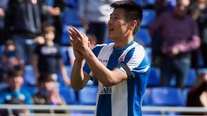 GRAF6801. CORNELLÀ-EL PRAT DEL LLOBREGAT, 02/03/2019.-El delantero chino RCD Espanyol Wu Lei (i) celebra su gol durante el partido correspondiente a la jornada 26 de LaLiga Santander disputado hoy en el estadio de Cornellà-El Prat entre el RCD Espanyol y el Real Valladolid CF.- EFE/Quique García