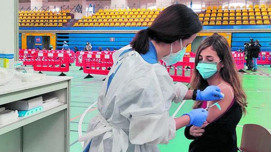 Una joven vacunándose en el Germans Escalas antes de que se suspendiera con el fármaco de AstraZeneca.