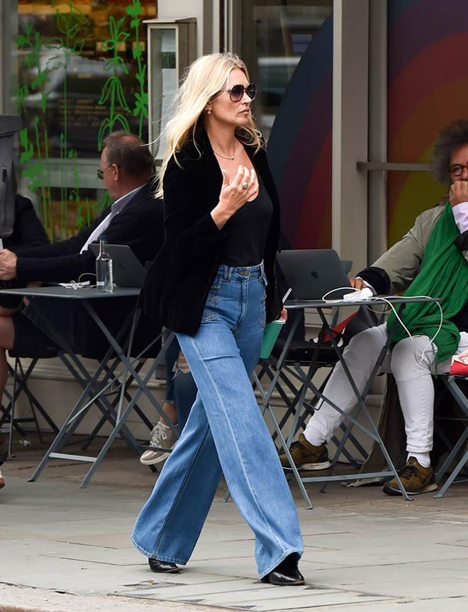 Kate Moss, por las calles de Londres, con pantalón vaquero de cintura alta y bajo acampanado