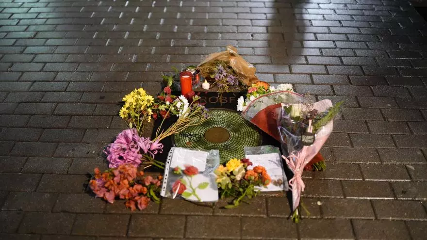 VIDEO | Flores y velas para Robe Iniesta en su placa del Via Musicorum de Mérida