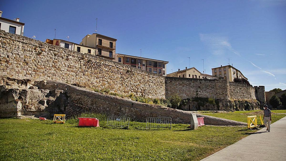 Aspecto de la muralla de la Feria tras los derribos, con el colector que se ha decidido mantener. | Jose Luis Fernández