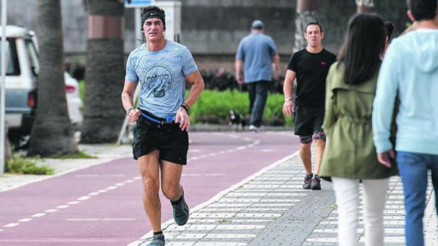 Un deportista practica &#039;running&#039; en la capital grancanaria.