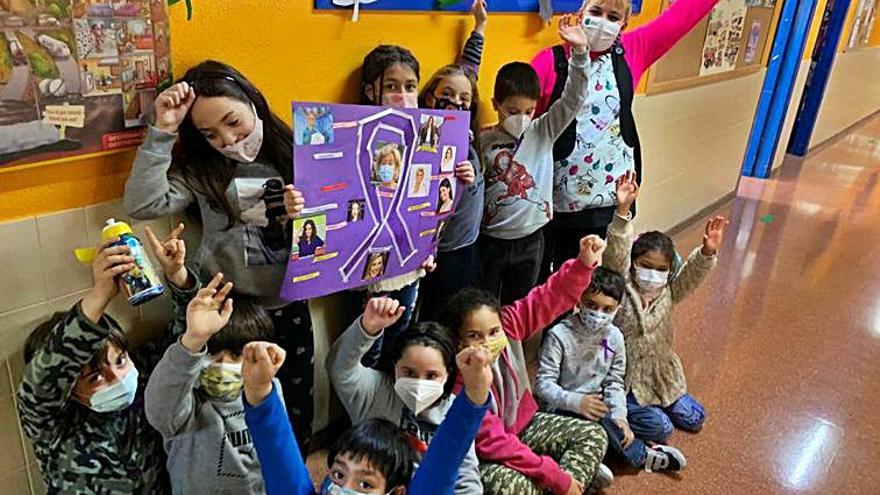 Un grupo de escolares del colegio Cervantes, con parte de los materiales sobre este día. 