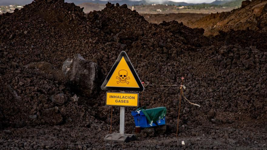 Archivo - Señalización de aviso por inhalación de gases en la carretera LP213 que une los barrios de La Laguna y Puerto Naos de Los Llanos de Aridane, a 12 de septiembre de 2022, en La Palma