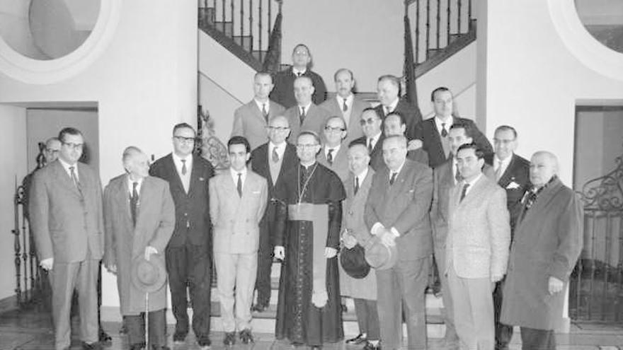 Grupo de periodistas con el obispo de Málaga en 1963.
