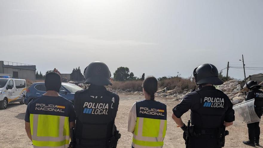 Derriban media docena de casetas ilegales de Son Banya usadas como puntos de venta de droga