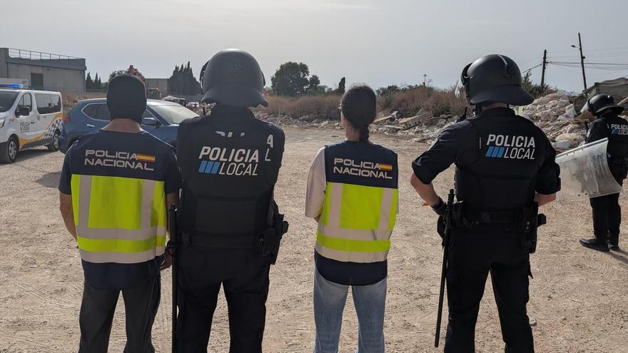 VÍDEO | Derriban media docena de casetas ilegales de Son Banya usadas como puntos de venta de droga