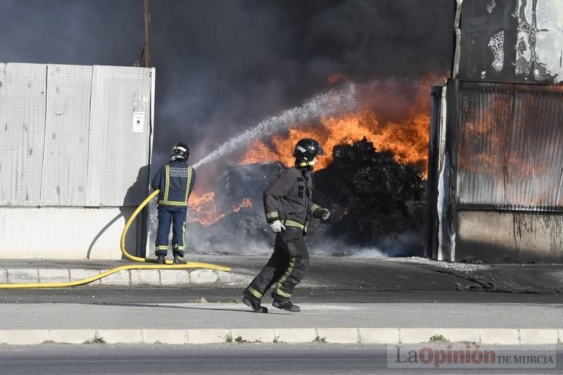 Imponentes llamas devoran una nave en Santomera