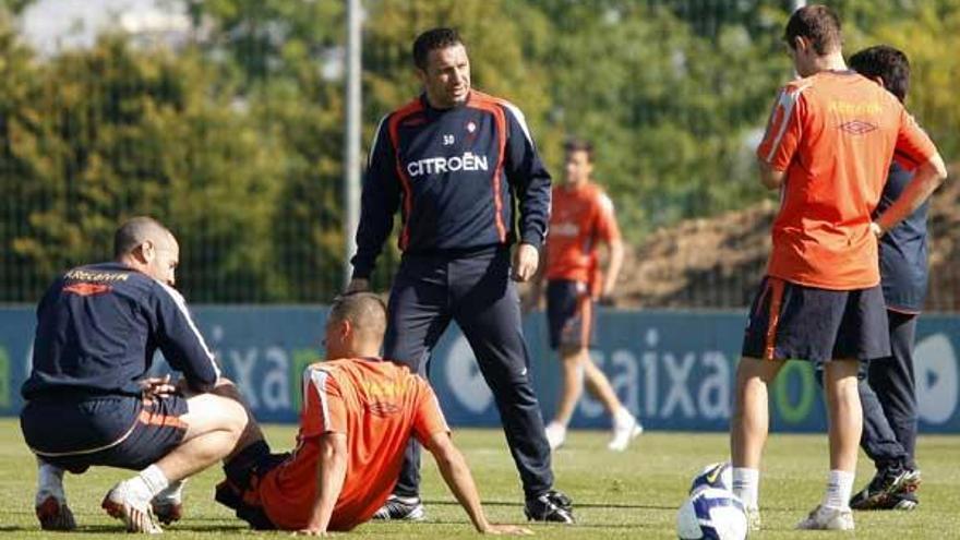 Kamel Ghilas, en el momento de lesionarse en el entrenamiento celebrado en la mañana de ayer en A Madroa.