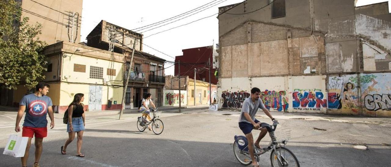 Uno de los solares municipales en espera de uso en el Cabanyal