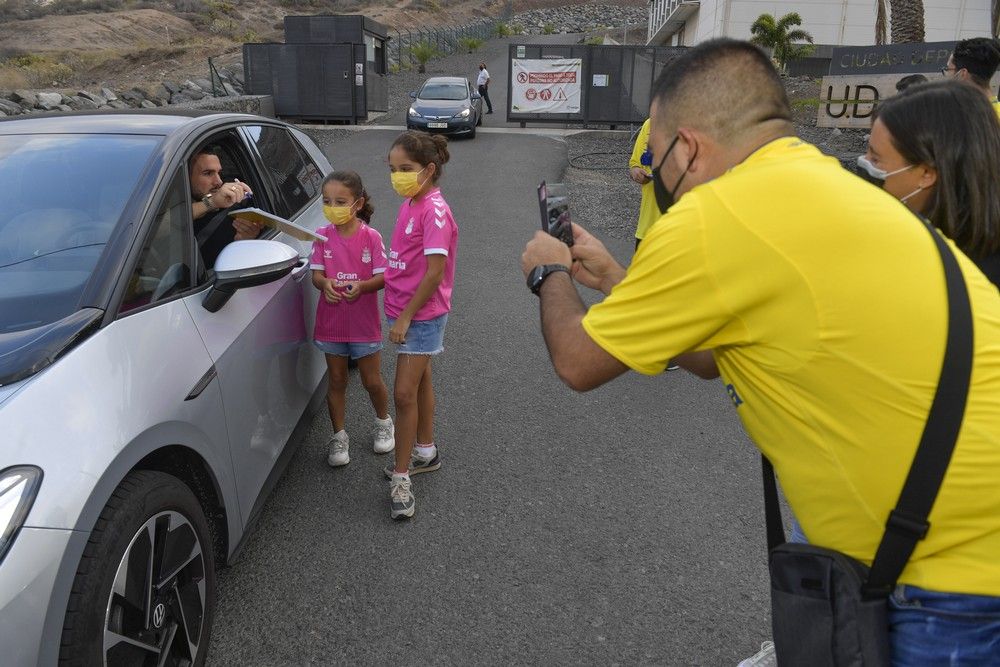La plantilla de la UD Las Palmas firma autógrafos antes del derbi