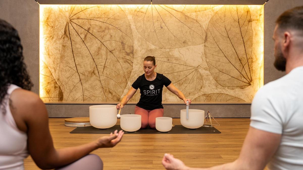 David Lloyd cuenta con una oferta de baños de sonido para relajarse de la fatiga digital.