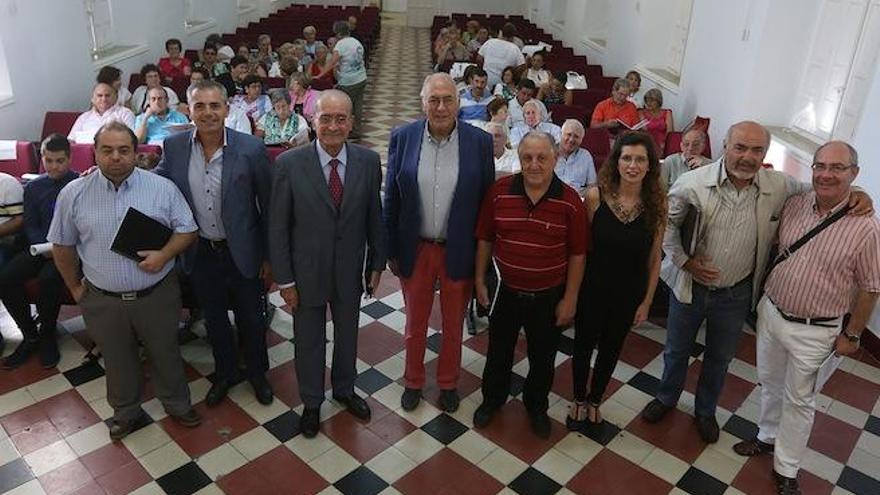 Inicio de la asamblea de Cívilis, con el presidente Antonio Fuentes y el alcalde de Málaga.