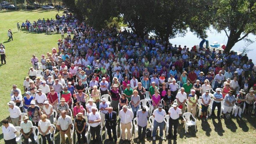 Las autoridades y los participantes durante el encuentro.