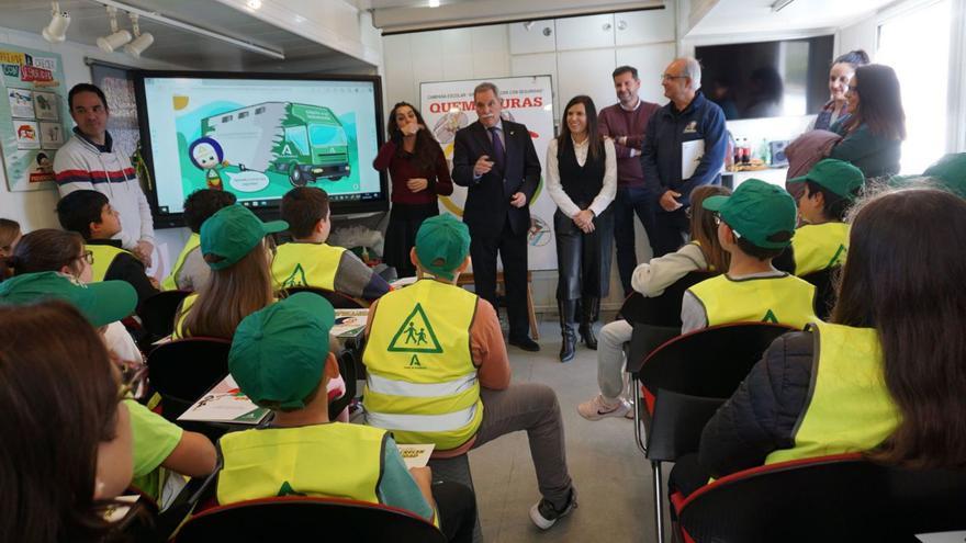 Autoridades, profesores y alumnos en una de las actividades para fomentar la seguridad vial.