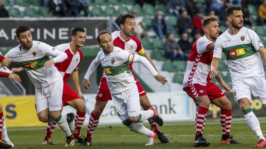 Benja, Nino y Jony, durante una acción del partido Elche-Sabadell