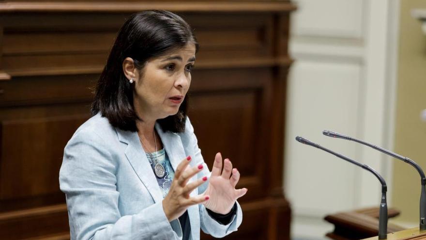 Carolina Darias durante su comparecencia en el pleno del Parlamento.