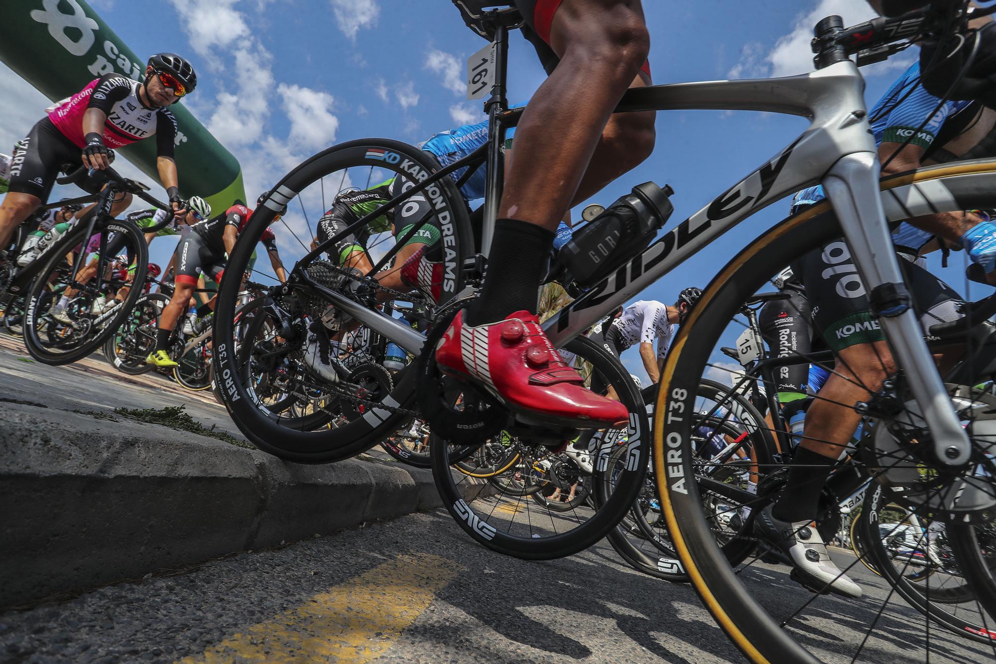 Salida de la Volta Ciclista a la provincia de Valencia