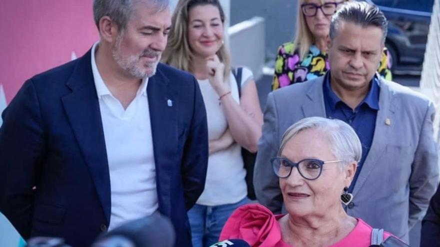 La presidenta de Sangre Marina con Fernando Clavijo, Gustavo Pérez, Verónica Meseguer y Magüi Campos.