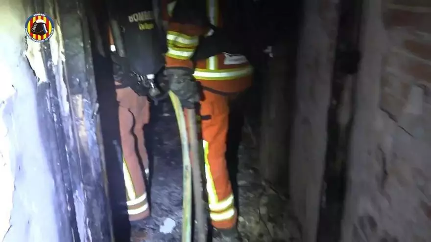 Bomberos del Consorcio de Valencia trabajan en la extinción del incendio en una vivienda de Silla