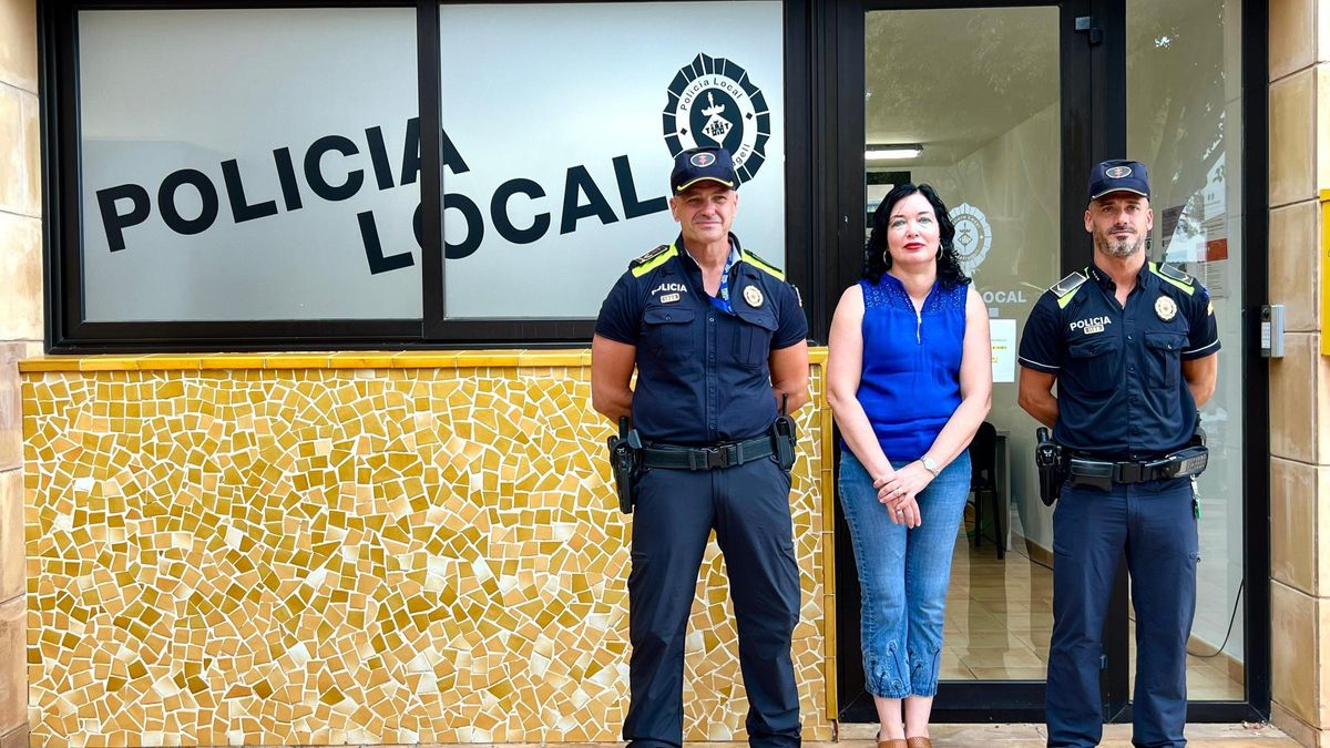 La regidora i els comandaments de la Policia Local davant l'oficina de Calella de Palafrugell.