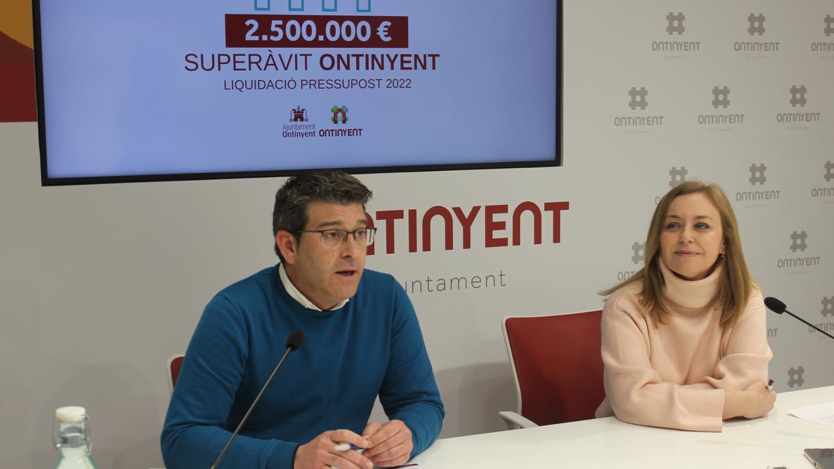 El alcalde de Ontinyent y la regidora de Hacienda presentan el balance de 2022 en una rueda de prensa.