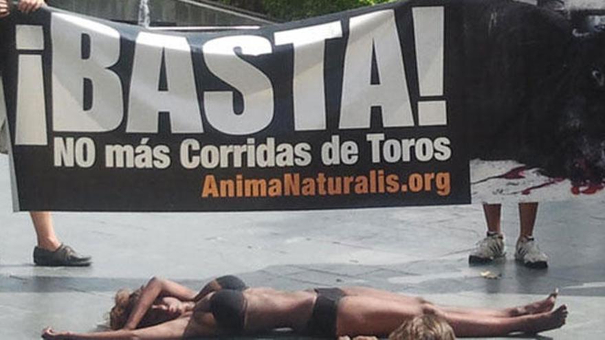 Una joven participando en la protesta antitaurina