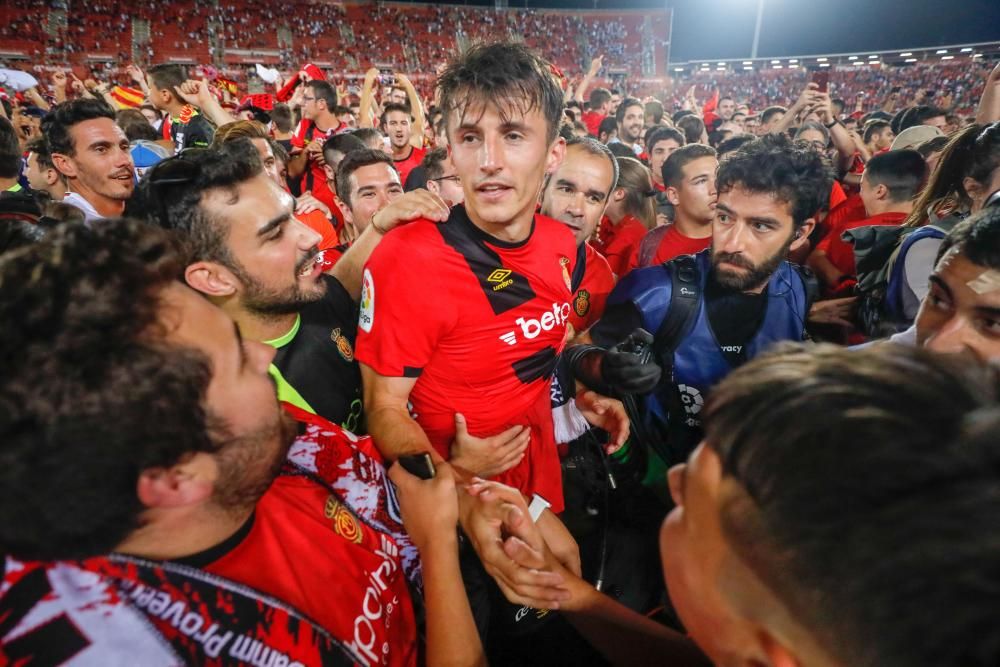 Los aficionados del Mallorca invaden el campo tras el pitido final