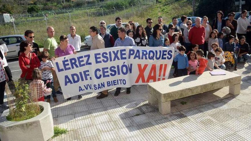 Concentración de los vecinos ante los terrenos cuya cesión reclaman al ADIF. // Rafa Vázquez