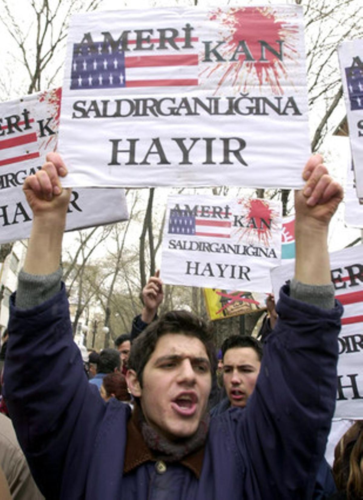 Apenas unos cuantos centenares de turcos salieron a las calles de Ankara para protestar. Turquía rechazó un ataque unilateral de EEUU.