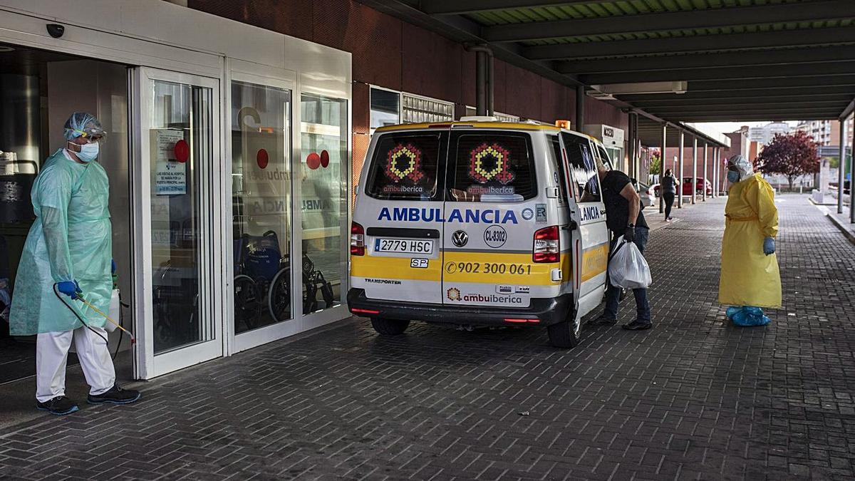 Llegada de una ambulancia al servicio de Urgencias