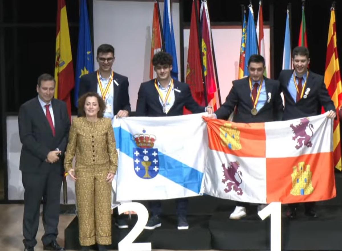 Los alumnos de Mecatrónica del IES Universidad Laboral, con su medalla de oro (derecha)