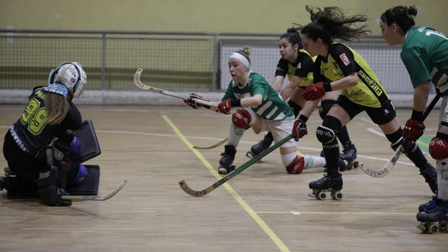 Un ataque del Patinalón contra la portería del Lena en el encuentro de ayer. |