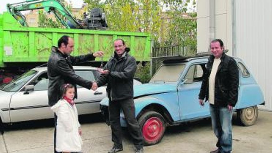 Javier Álvarez entrega las llaves del Dyane a Íñigo Cabrera.