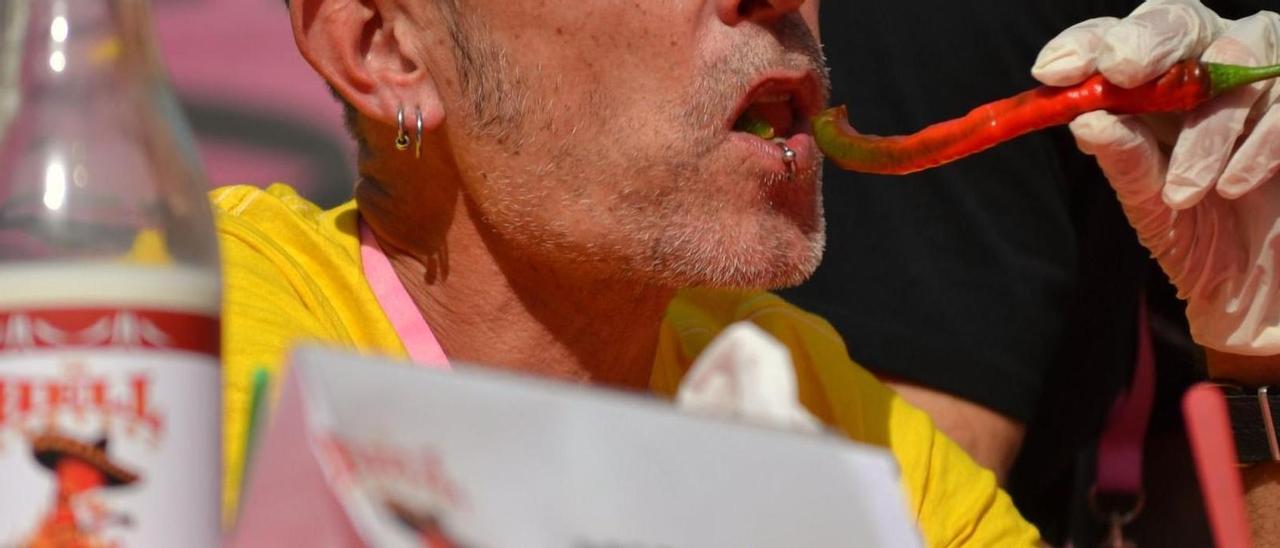 Una imagen del concurso nacional de comer chiles picantes en Algemesí, en 2023.