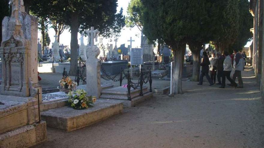 Vecinos visitan las sepulturas de sus seres queridos en el cementerio municipal de Toro. Foto