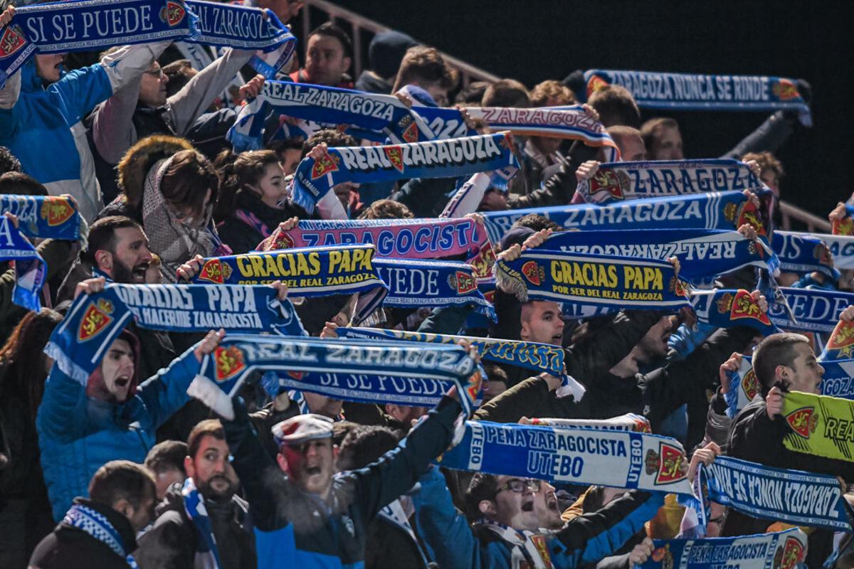 Aficionados del Real Zaragoza durante un partido contra el Mirandés