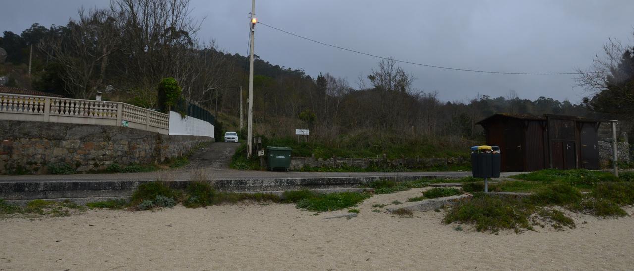 La playa de Lagos y el camino de A Ferrada, que se quiere habilitar como un vial de salida.