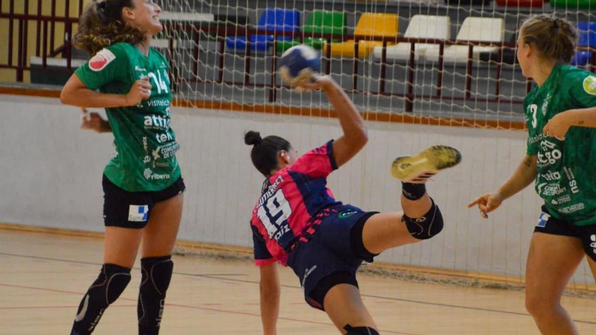 Almudena Gutiérrez ante el Atticgo Balonmano Elche.