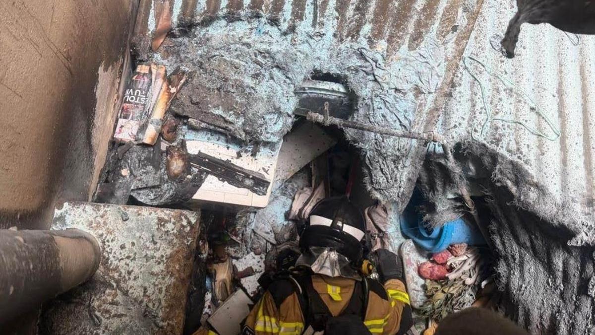 Un bombero en el lugar en el que se inició el fuego.