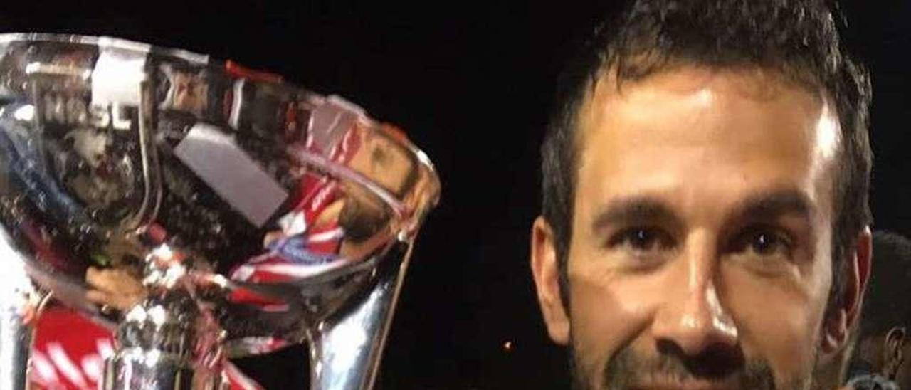 Cristian Portilla, con el trofeo de campeón de la NASL.