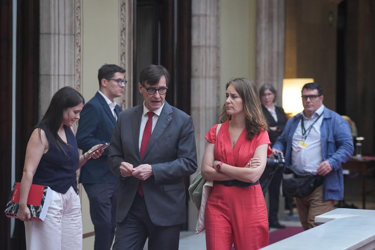 El president de la Generalitat de Catalunya, Salvador Illa, y la presidenta de los Comuns en el Parlament, Jéssica Albiach, a su salida de una sesión plenaria, en el Parlament de Catalunya, a 2 de julio de 2026, en Barcelona, Catalunya (España). El pleno del Parlament debate y vota hoy los Presupuestos de la Generalitat de Catalunya para 2026. El acuerdo definitivo para las cuentas catalanas se dió el 21 de mayo tras alcanzar acuerdos bilaterales con Esquerra Republicana (ERC) y con Comuns Sumar. El plan, que cuenta con una cifra récord de 49.162 millones de euros, pone el foco en los servicios públicos, la vivienda y las infraestructuras de transporte. 02 JULIO 2026;PLENO;PARLAMENTO DE CATALUÑA; David Zorrakino / Europa Press 02/07/2026. Salvador Illa;Jéssica Albiach;David Zorrakino