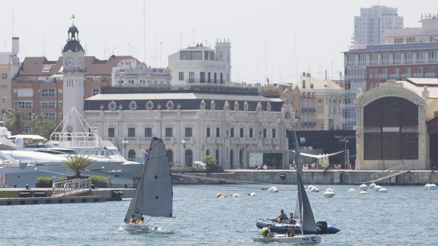 Varios veleros, en la Marina de València.