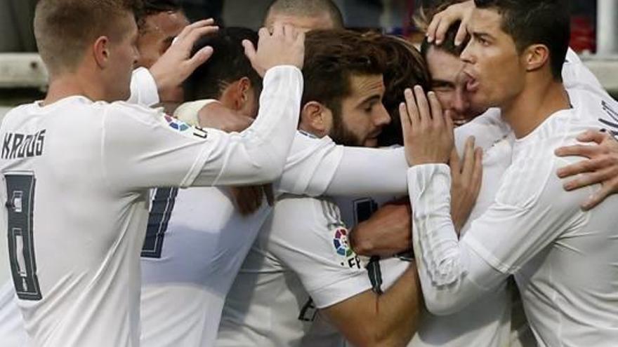 Los jugadores del Real Madrid abrazan a Bale tras el gol del atacante galés en Ipurua al filo del descanso.