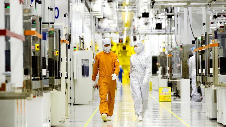 Dos operarios en una planta de semiconductores de la coreana Samsung.